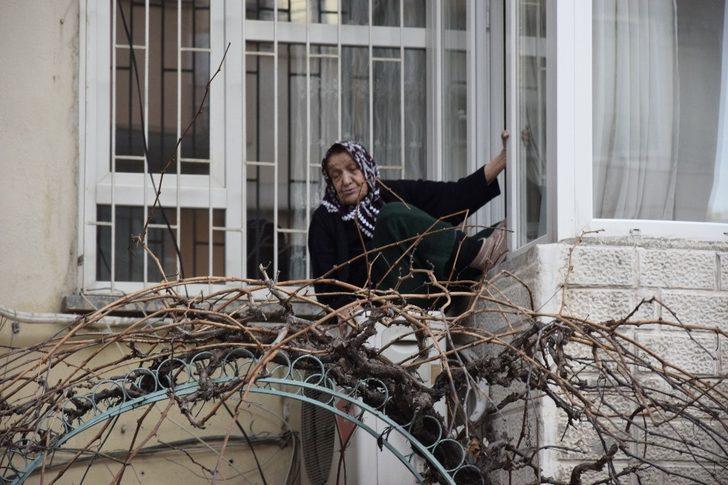 Evin penceresinden klima motorunun üzerine çıkan yaşlı kadın polisi alarma geçirdi G2