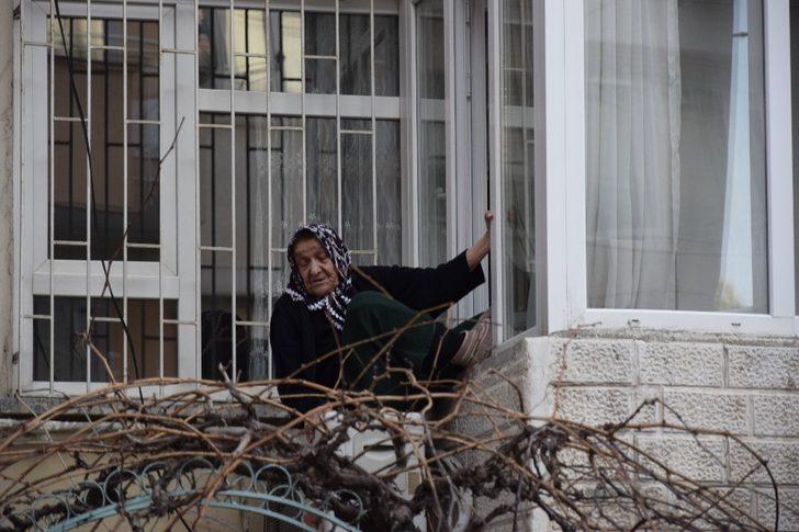 Evin penceresinden klima motorunun üzerine çıkan yaşlı kadın polisi alarma geçirdi G3