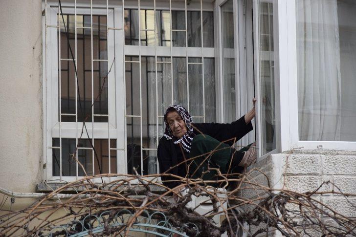 Evin penceresinden klima motorunun üzerine çıkan yaşlı kadın polisi alarma geçirdi G4