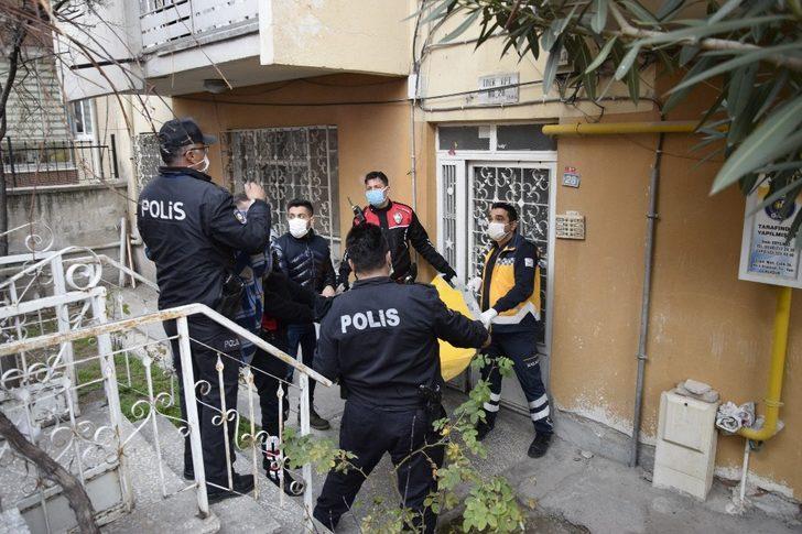 Evin penceresinden klima motorunun üzerine çıkan yaşlı kadın polisi alarma geçirdi G5