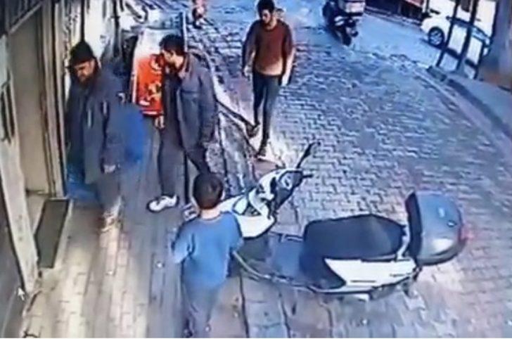 (Özel) Piknik tüpünün fiyatını beğenmeyen saldırganın marketçiyi darp ettiği anlar kamerada G1