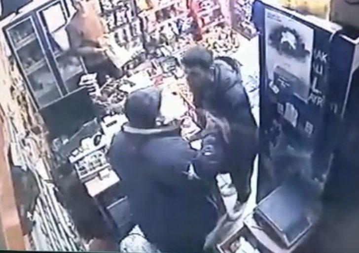 (Özel) Piknik tüpünün fiyatını beğenmeyen saldırganın marketçiyi darp ettiği anlar kamerada G2