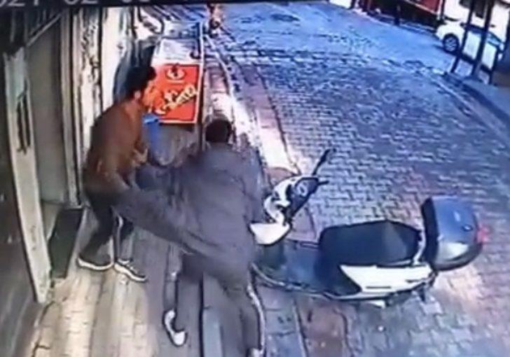 (Özel) Piknik tüpünün fiyatını beğenmeyen saldırganın marketçiyi darp ettiği anlar kamerada G4