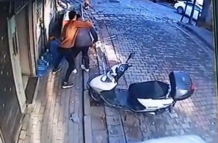 (Özel) Piknik tüpünün fiyatını beğenmeyen saldırganın marketçiyi darp ettiği anlar kamerada G5