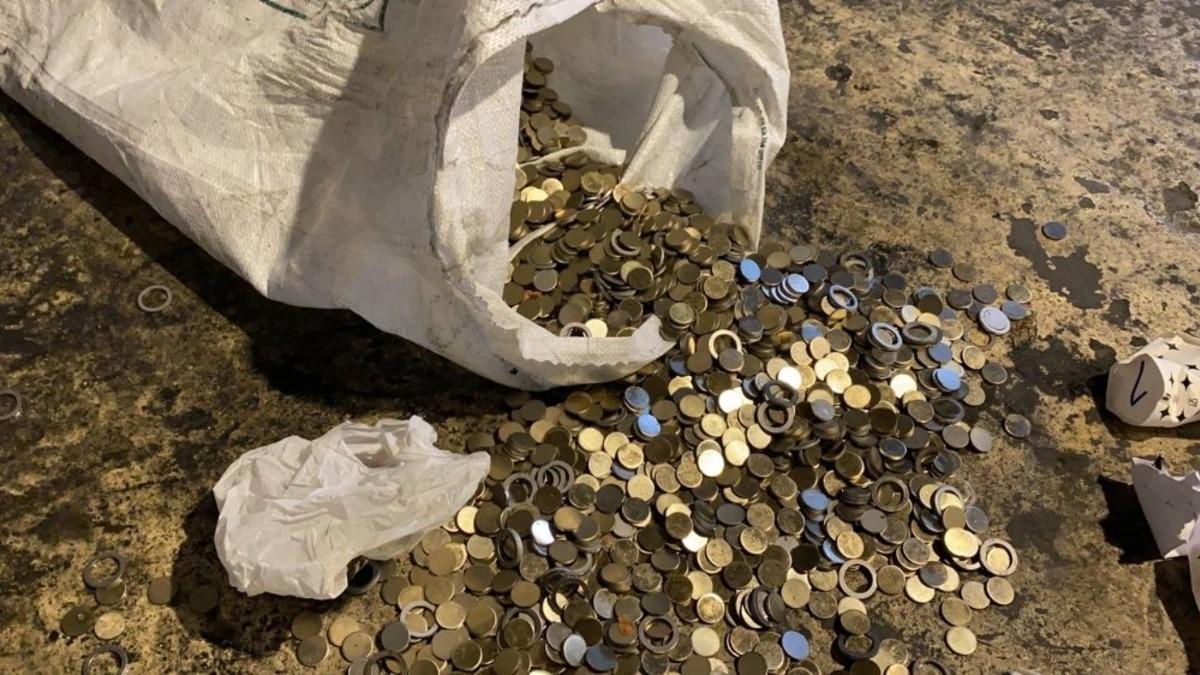 Esenyurt&rsquo;ta ka&ccedil;ak darphaneye &ccedil;evrilen metal geri d&ouml;n&uuml;ş&uuml;m fabrikasına polis tarafından d&uuml;zenlenen operasyonda, piyasaya s&uuml;r&uuml;lmek &uuml;zere hazırlanmış y&uuml;kl&uuml; miktarda sahte madeni euro ele ge&ccedil;irildi.