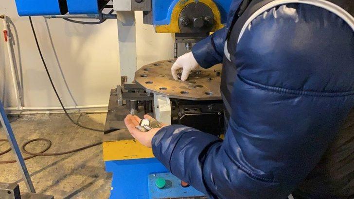 Esenyurt’ta kaçak darphaneye çevrilen metal geri dönüşüm fabrikasına polis tarafından düzenlenen operasyonda, piyasaya sürülmek üzere hazırlanmış yüklü miktarda sahte madeni euro ele geçirildi. G3
