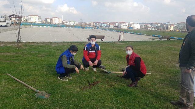 200 fidan gençlerin elinde toprakla buluştu