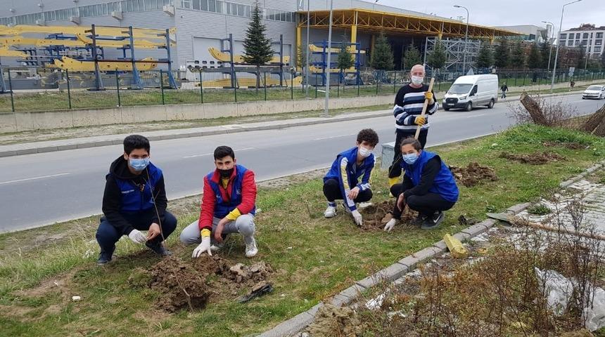 200 fidan gen&ccedil;lerin elinde toprakla buluştu