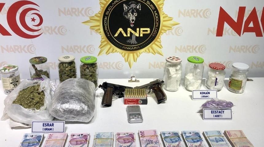 Başkent’te uyuşturucu tacirleri yakalandı