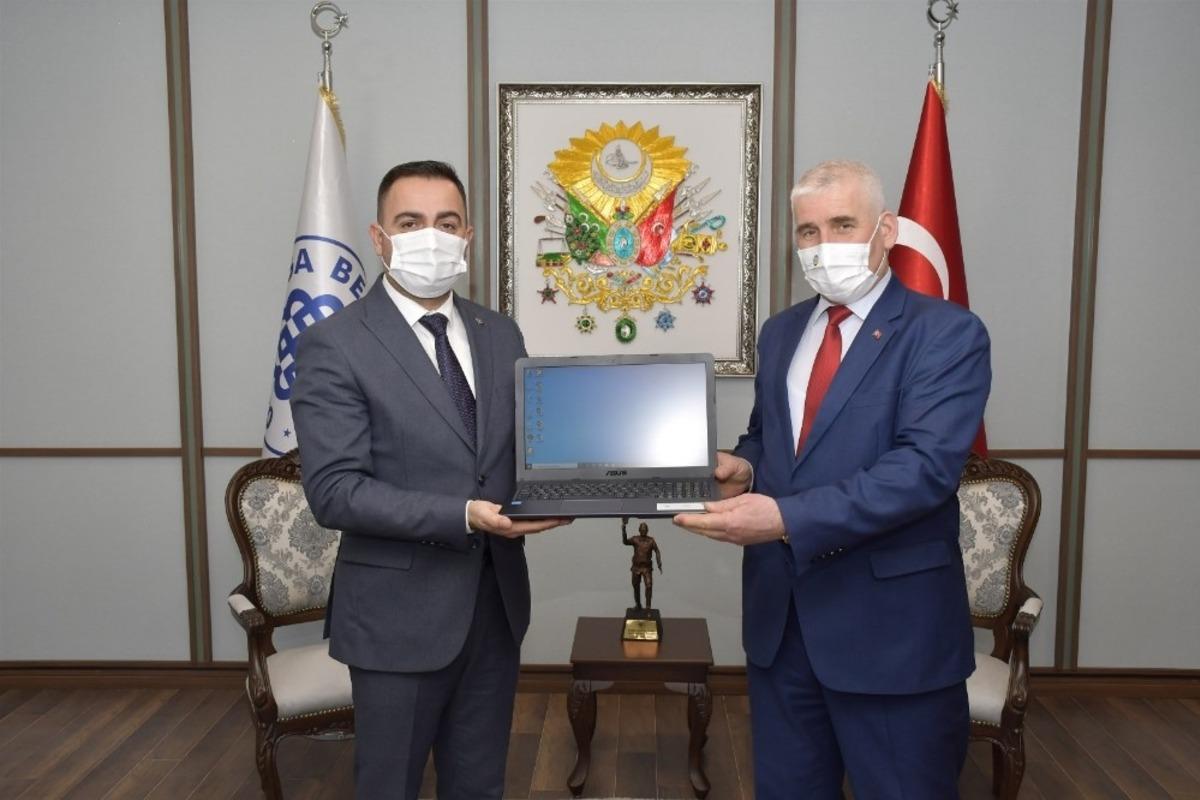 Başkan Erdoğan&rsquo;dan muhtarlara diz&uuml;st&uuml; bilgisayar