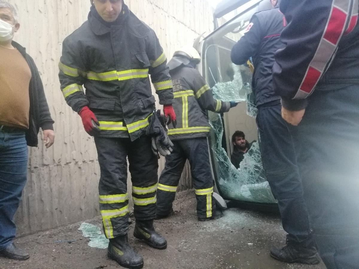 Yan yatan tırda sıkışan s&uuml;r&uuml;c&uuml;y&uuml; camı par&ccedil;alayarak kurtardılar