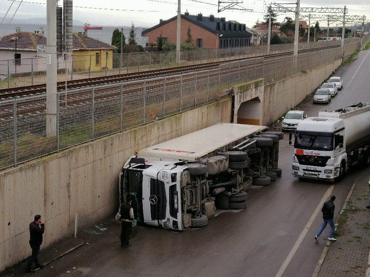 Yan yatan tırda sıkışan sürücüyü camı parçalayarak kurtardılar G2
