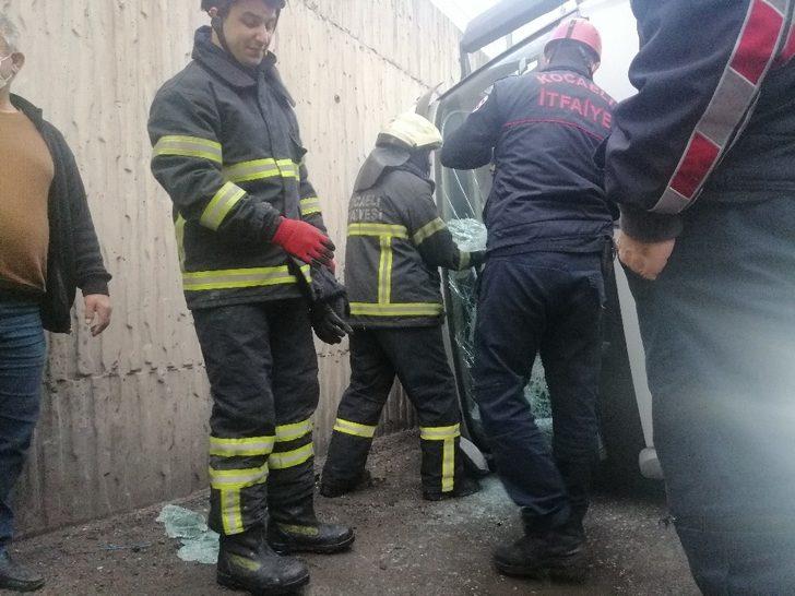 Yan yatan tırda sıkışan sürücüyü camı parçalayarak kurtardılar G3