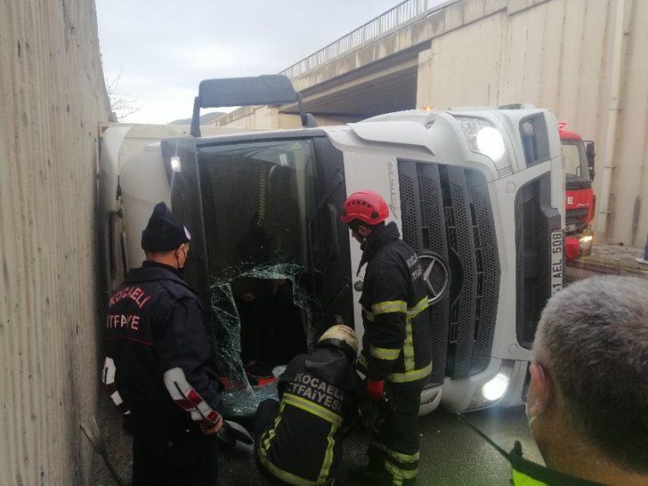 Yan yatan tırda sıkışan sürücüyü camı parçalayarak kurtardılar G4