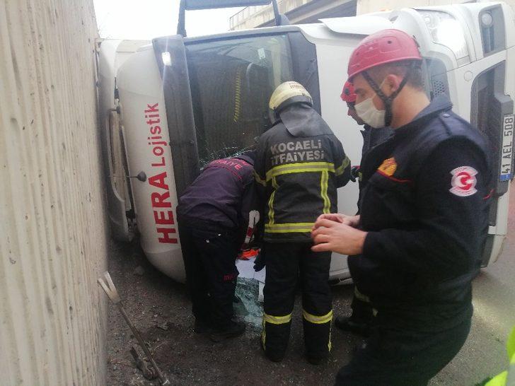 Yan yatan tırda sıkışan sürücüyü camı parçalayarak kurtardılar G5