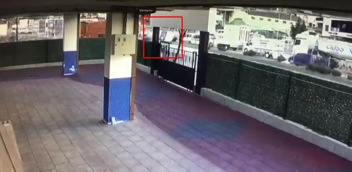 Direksiyonda kriz ge&ccedil;iren s&uuml;r&uuml;c&uuml;n&uuml;n kaza anı kamerada