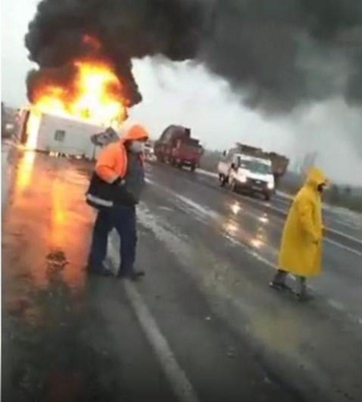 Manisa’da işçi servisi alevlere teslim oldu: 7 yaralı G3