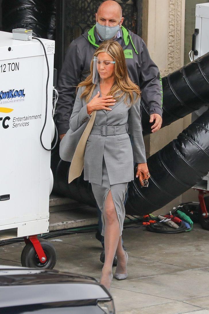 Sete sütyensiz giden Jennifer Aniston’un fotoğrafları anında internete sızdı G2