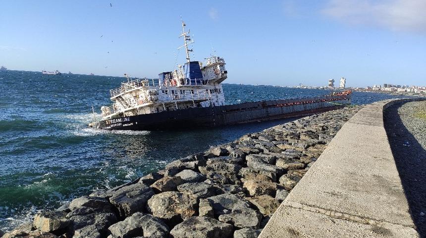 Zeytinburnu’nda karaya oturan gemi batmasın diye halatla taşlara bağlandı