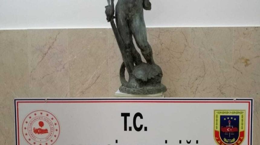 Mersin&rsquo;de tarihi eser niteliği taşıyan heykel ele ge&ccedil;irildi
