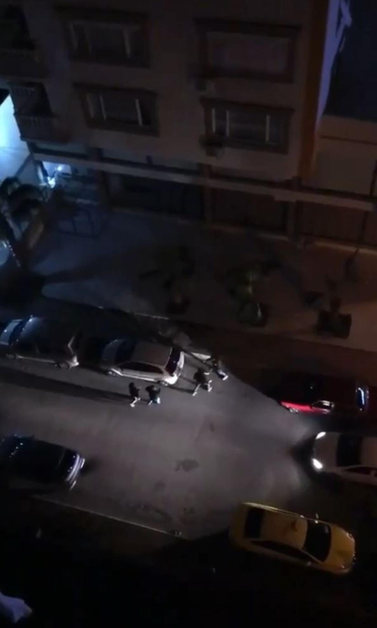 &Ouml;fkelerini park halindeki ara&ccedil;tan &ccedil;ıkardılar