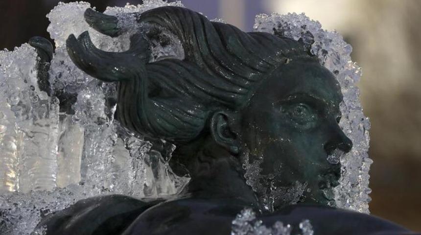 Son 10 yılın en soğuk gecesi: Heykeller bile dondu!