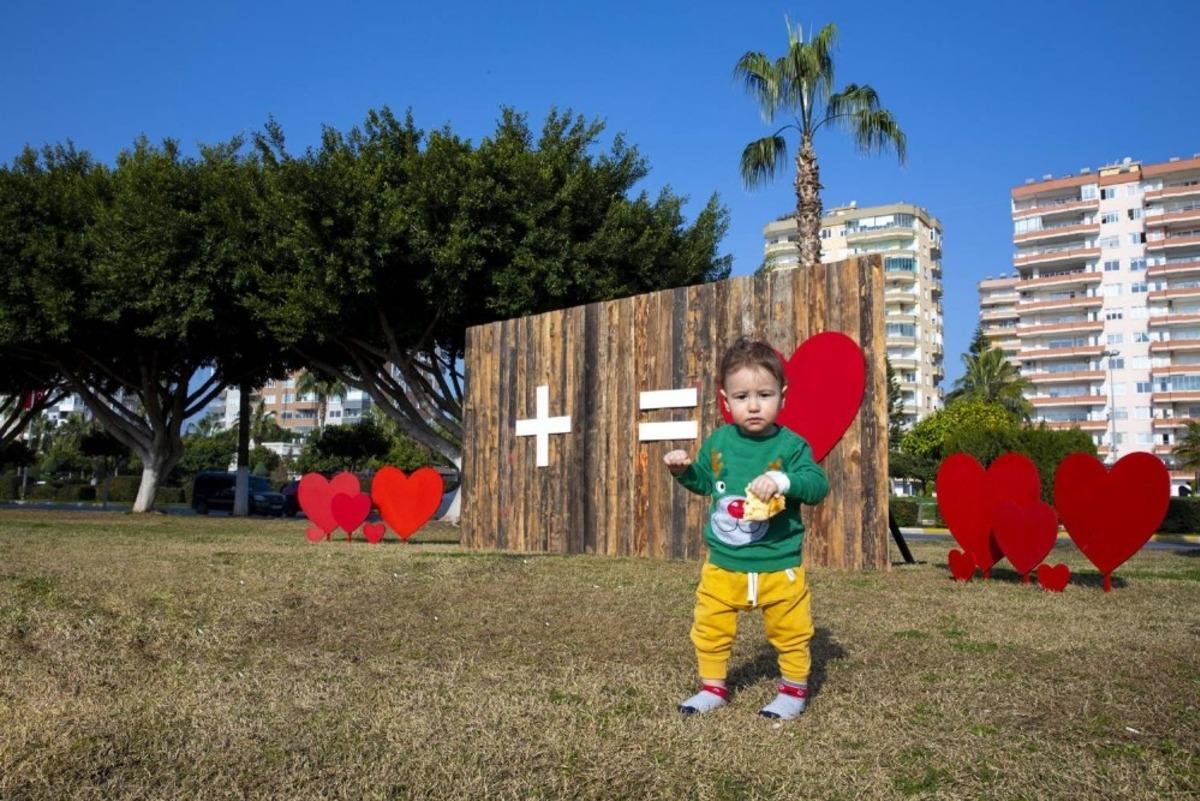 Mersin, 14 Şubat Sevgililer G&uuml;n&uuml; i&ccedil;in s&uuml;sleniyor