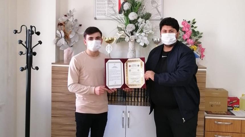 Uzaktan eğitimle hafız oldular