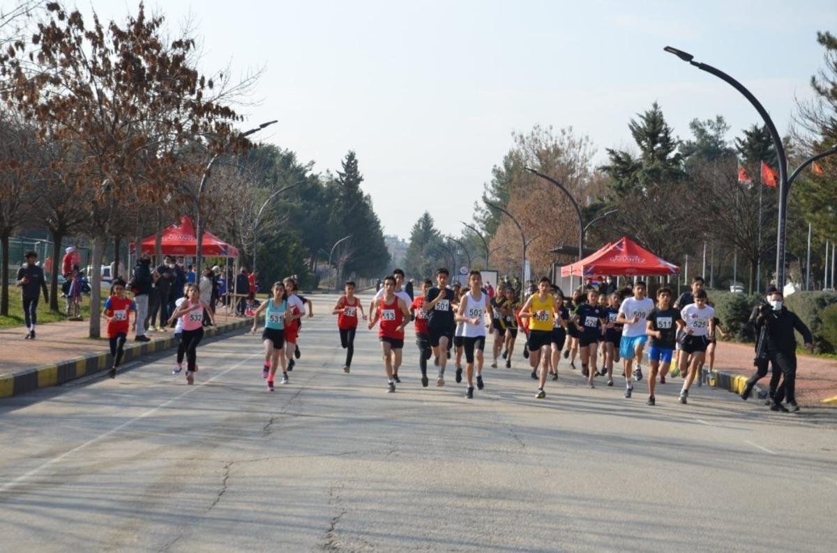 Gazi yol koşusunda &ouml;d&uuml;ller sahiplerini buldu