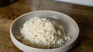 Tane tane dökülen tam ölçülü pilavın sırrı! Birkaç damla limon bakın neler yapıyor