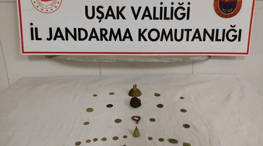 Uşak'ta tarihi eser kaçakçılığı operasyonunda 22 sikke ele geçirildi