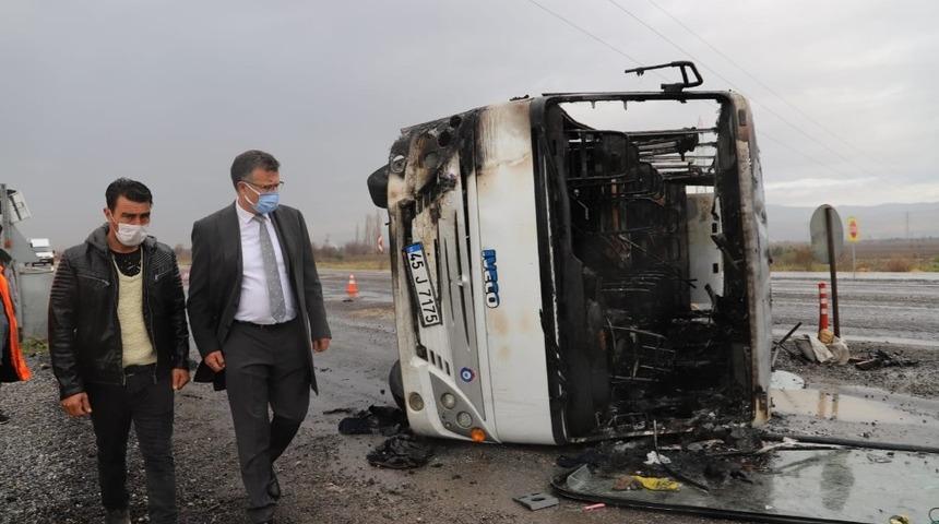 Alaşehir&rsquo;de iş&ccedil;i servisi alevlere teslim oldu (2)