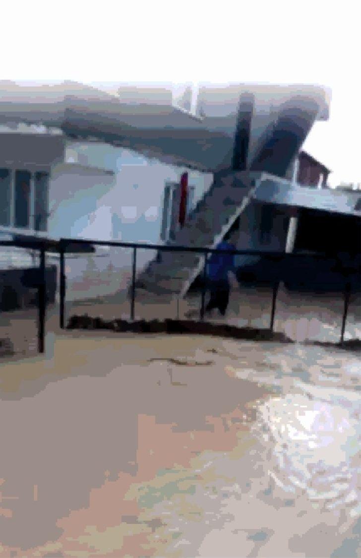 Soma’da şiddetli yağış nedeniyle evleri su bastı G2