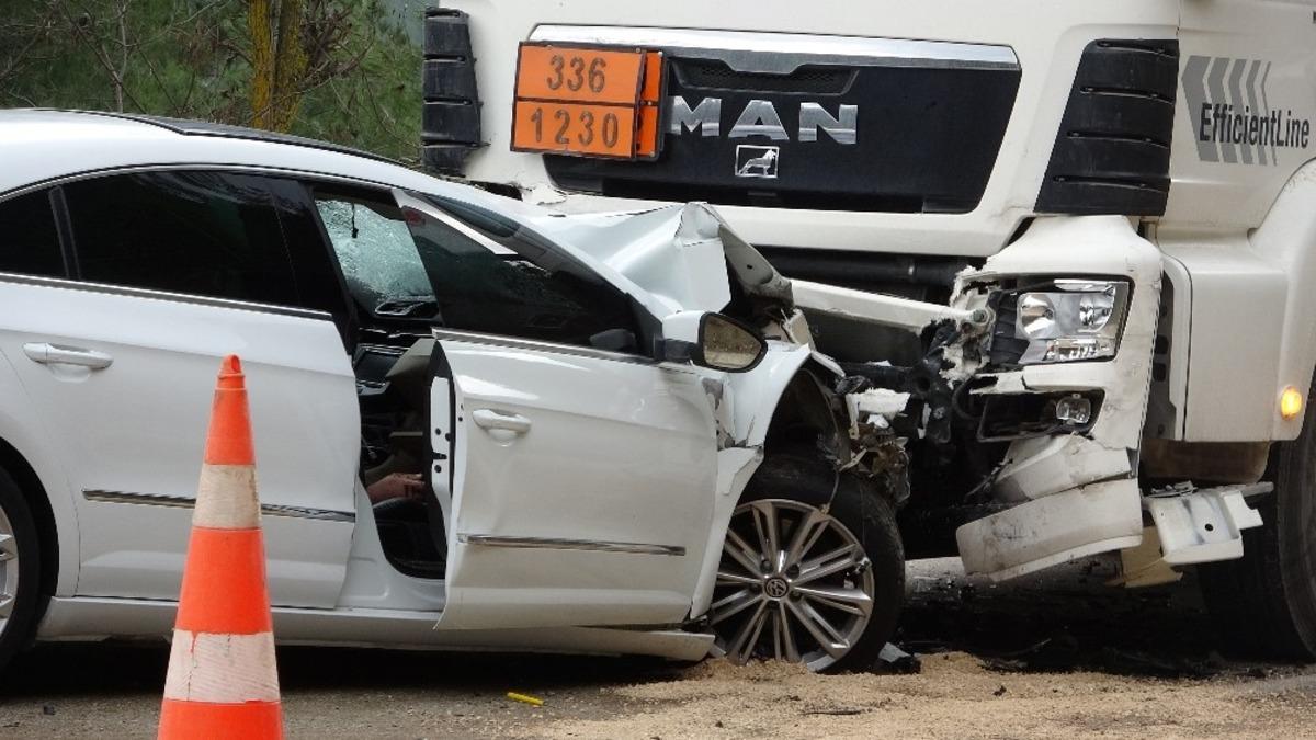 Otomobil ile tanker &ccedil;arpıştı: 1 &ouml;l&uuml;