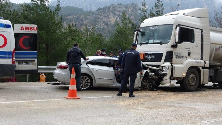 Otomobil ile tanker çarpıştı: 1 ölü G5