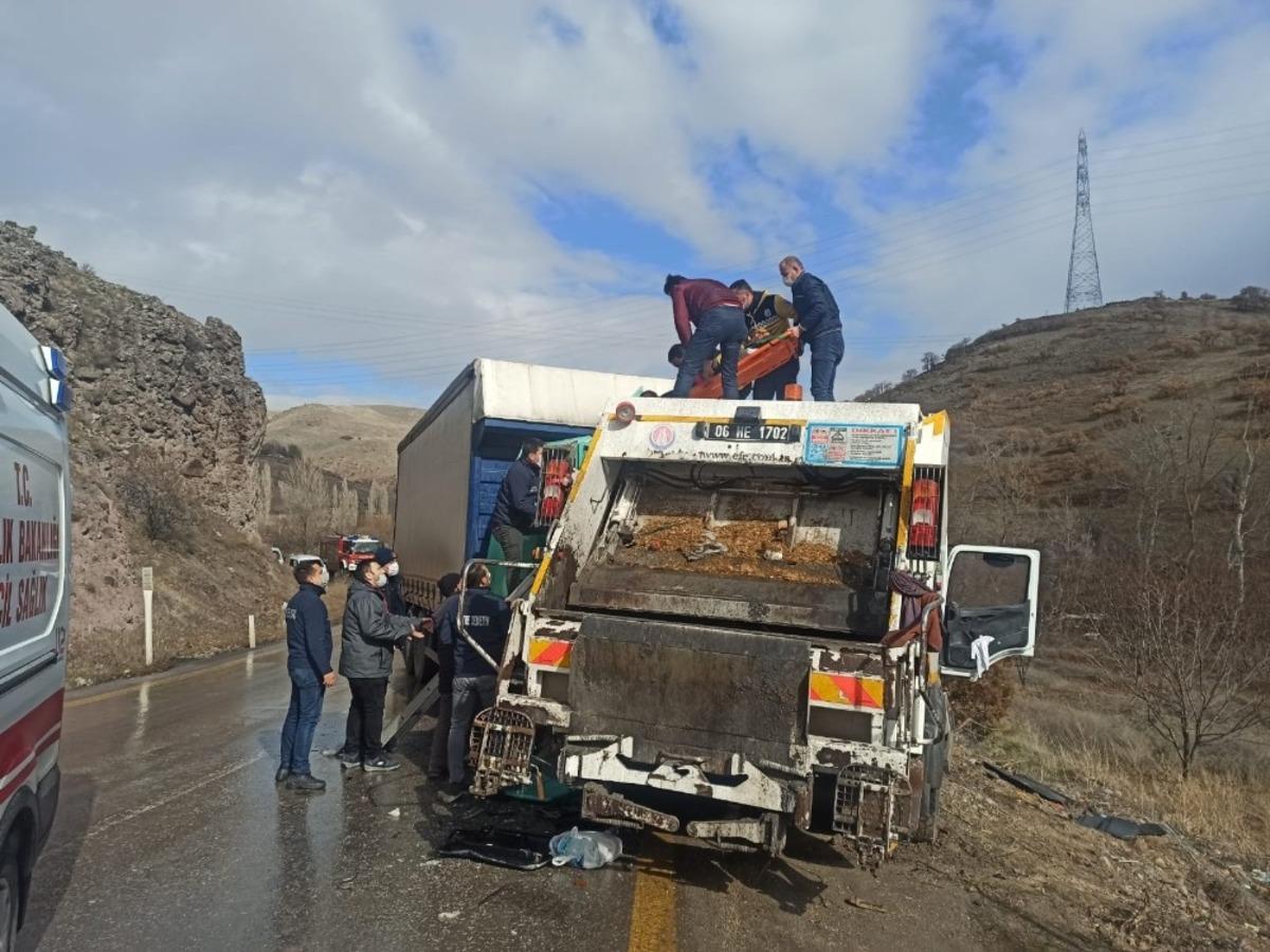 Başkent&rsquo;te tır ile &ccedil;&ouml;p kamyonu &ccedil;arpıştı: 6 yaralı