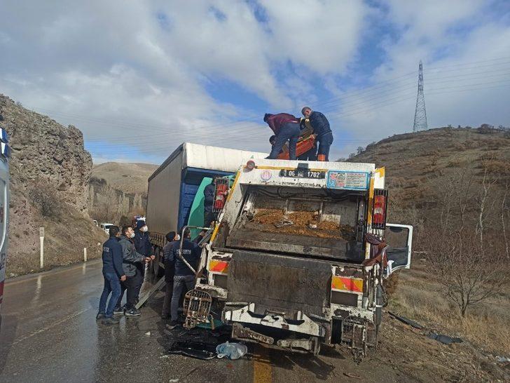 Başkent’te tır ile çöp kamyonu çarpıştı: 6 yaralı G3