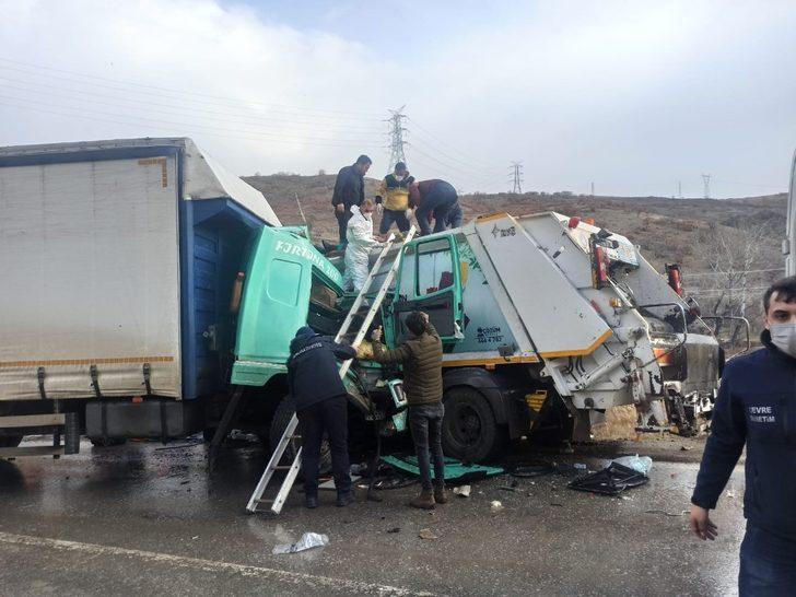 Başkent’te tır ile çöp kamyonu çarpıştı: 6 yaralı G4
