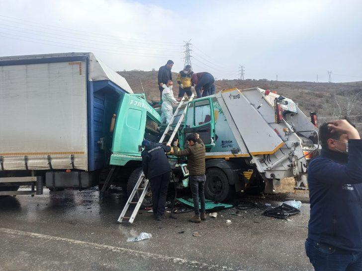 Başkent’te tır ile çöp kamyonu çarpıştı: 6 yaralı G5