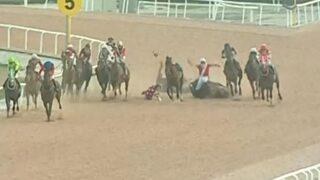 Adana'daki at yarışında inanılmaz kaza! Apranti (Jokey çırağı) Harun Çanakçı ölümden döndü