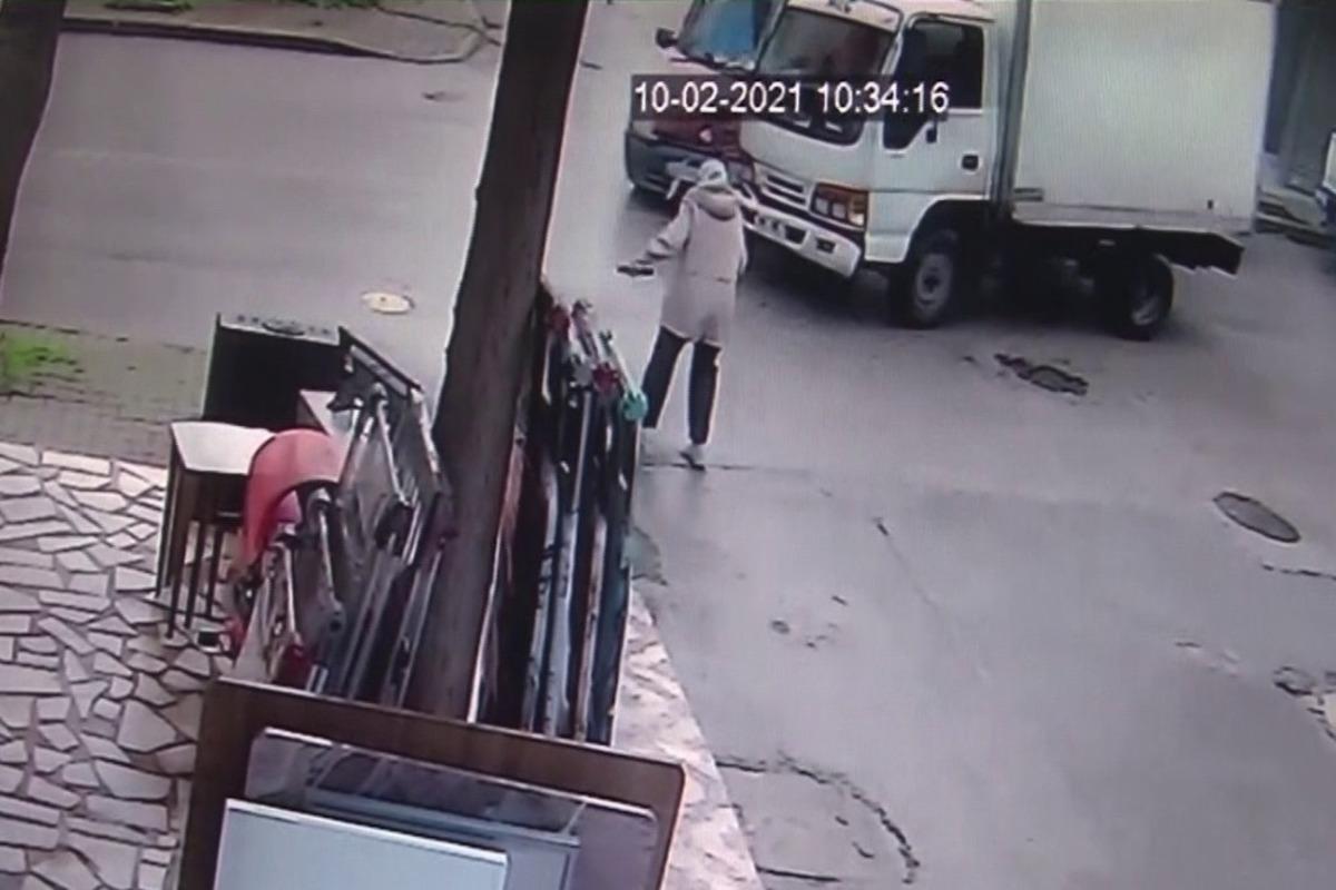 İki aracın altında kalmaktan son anda kurtuldu