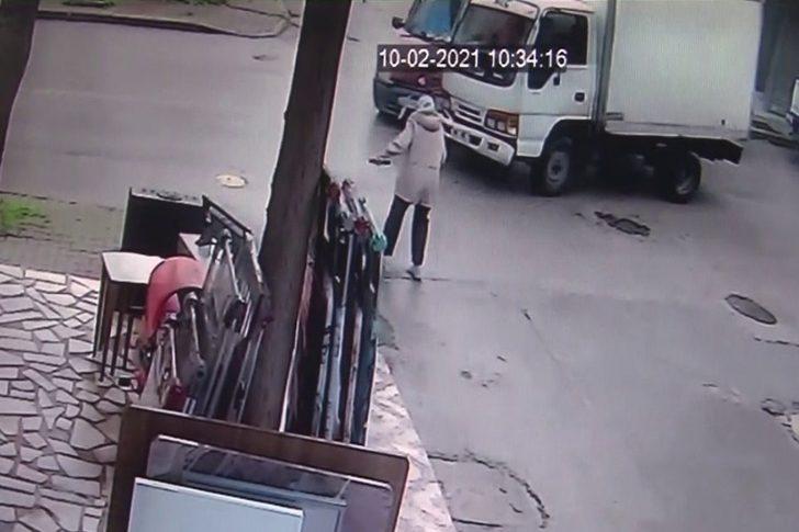 İki aracın altında kalmaktan son anda kurtuldu G1