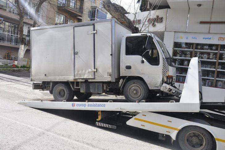 İki aracın altında kalmaktan son anda kurtuldu G4