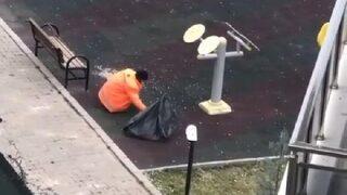 Temizlik görevlisi, çocuk parkındaki çekirdek kabuklarını tek tek topladı