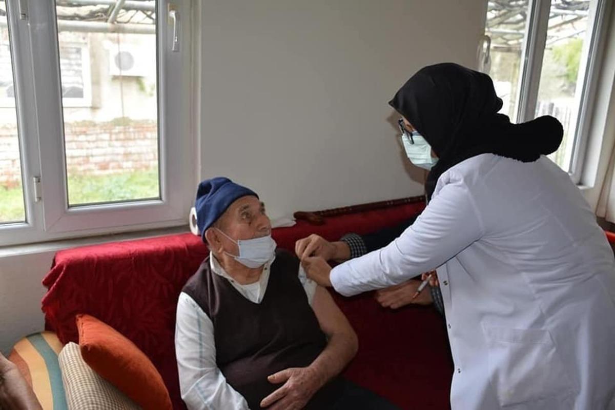 104&rsquo;l&uuml;k dede ve 88&rsquo;lik eşi aşı oldu