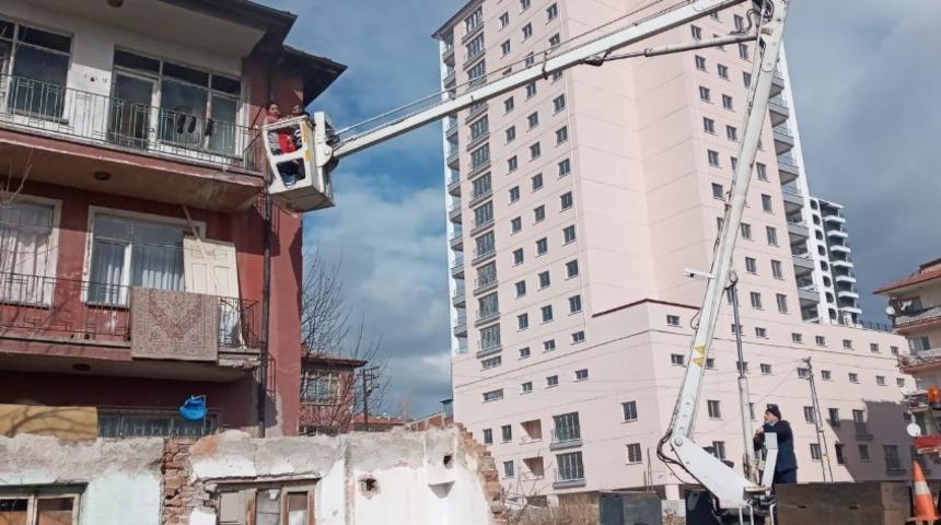 (&Ouml;ZEL) Yangında mahsur kalan aileyi şantiyedeki vin&ccedil; kurtardı