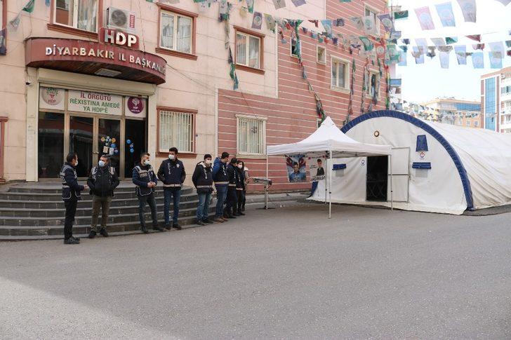 HDP’liler tarafından kandırılan gençlerin aileleri birer birer evlat nöbetine katılıyor G3