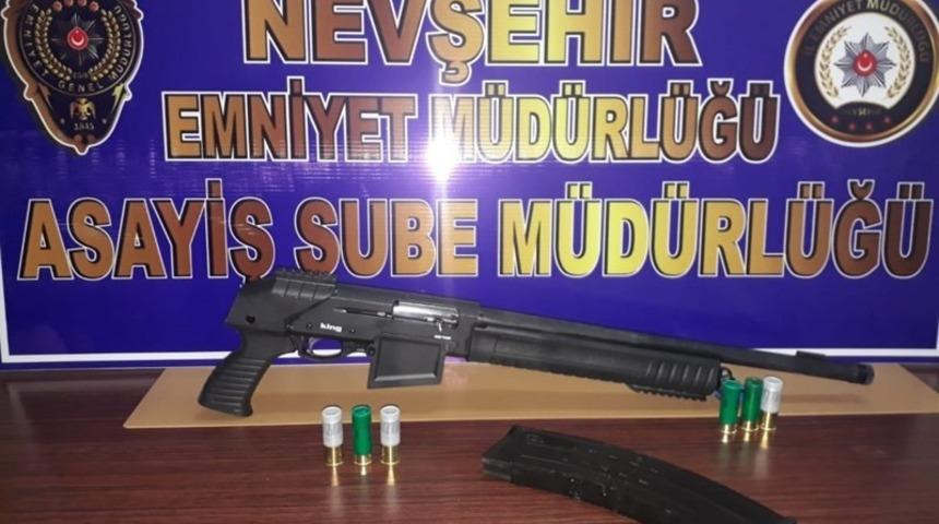 Ruhsatsız t&uuml;fekle havaya ateş eden şahıs yakalandı