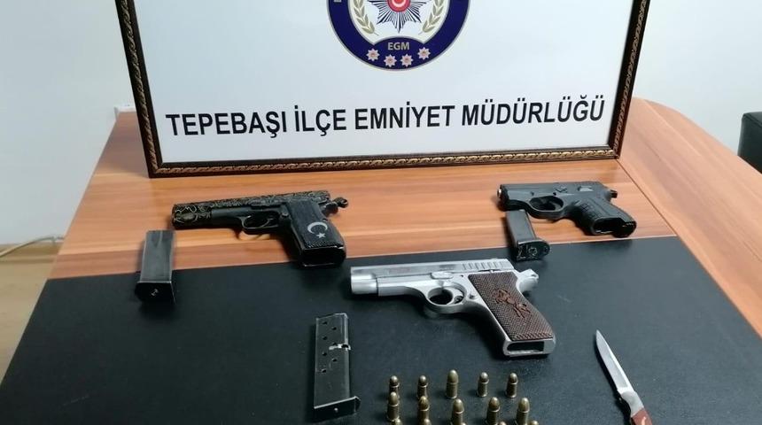 Şüphe üzerine durdurulan araçta 3 silah bulundu