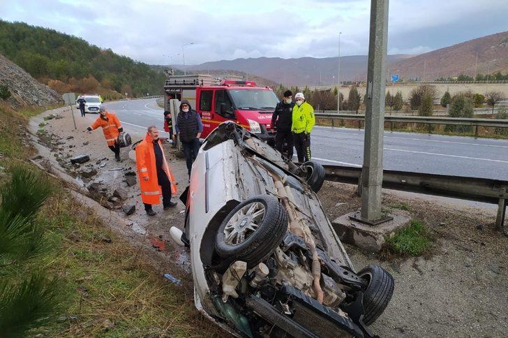 Otomobil yoldan çıkıp kanala devrildi; 2 yaralı G1